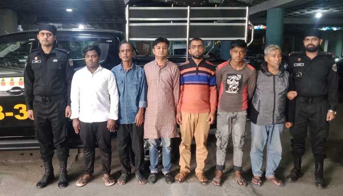 ট্রেনের টিকিট কালোবাজারি চক্রের হোতাসহ গ্রেপ্তার ৬
