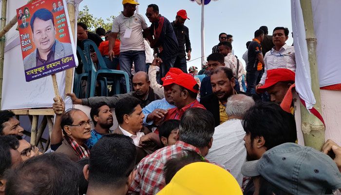 বিএনপির গণসমাবেশ মঞ্চেই দ্বন্দ্বে জড়িয়ে পড়লেন নেতাকর্মীরা