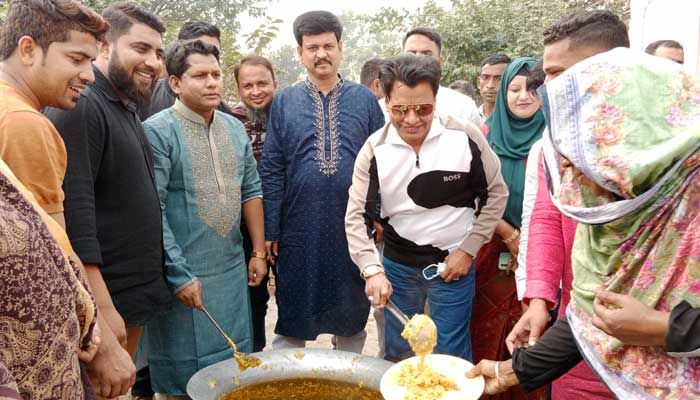 বিজয় দিবসে রংধনু গ্রুপের খাবার ও শীতবস্ত্র পেলেন ২ হাজার মানুষ