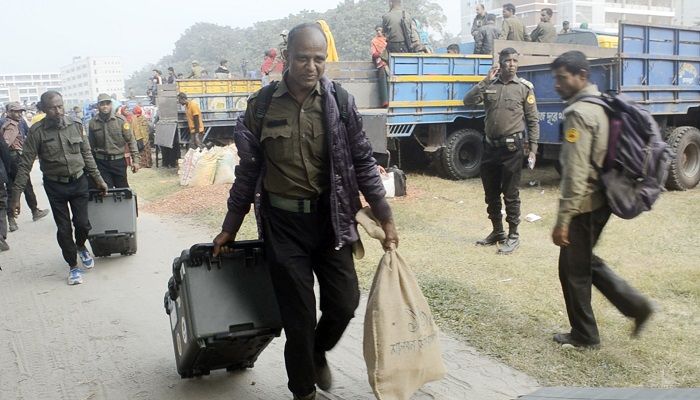রংপুর সিটি নির্বাচন: কেন্দ্রে কেন্দ্রে পৌঁছেছে নির্বাচনি সরঞ্জাম