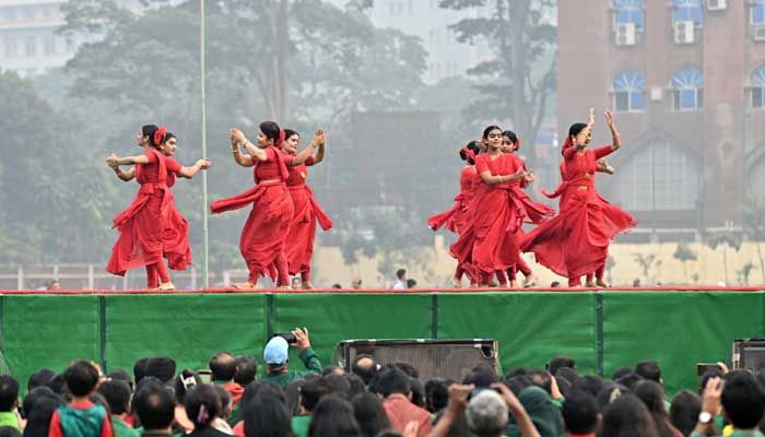 বিজয় উদযাপনে হাজারো কণ্ঠে গাইল দেশের গান 