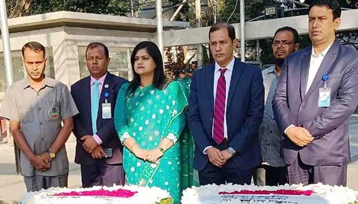 বঙ্গবন্ধুর প্রতিকৃতিতে প্রধানমন্ত্রীর নবনিযুক্ত একান্ত সচিবদের শ্রদ্ধা