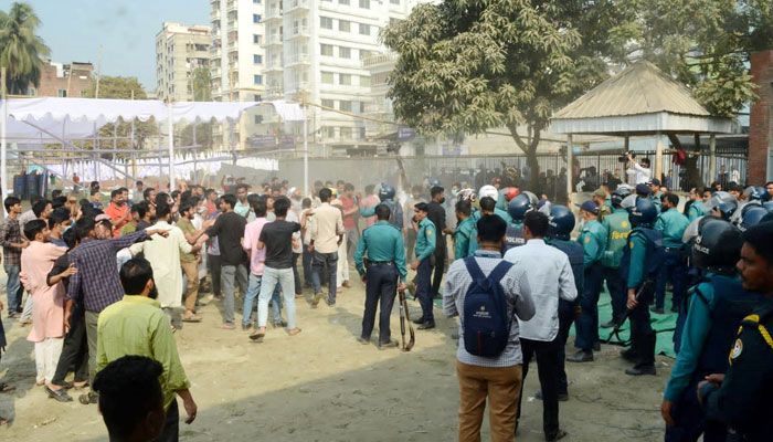 বকশীবাজারে মেয়র তাপসের ওপর হামলাচেষ্টা
