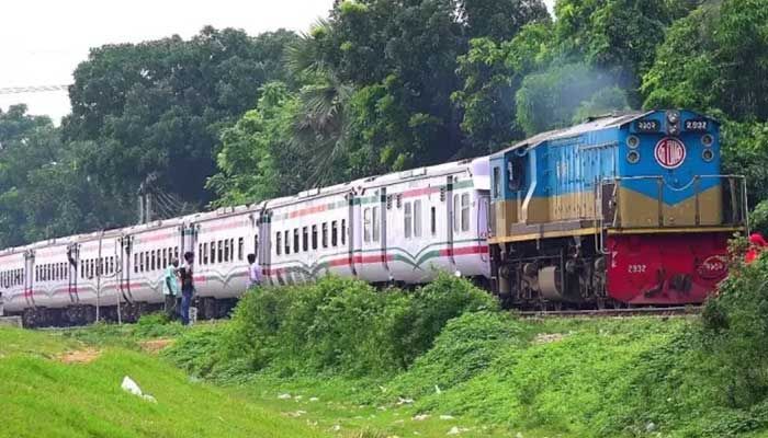 চলন্ত ট্রেনে উঠতে গিয়ে দুই পা বিচ্ছিন্ন