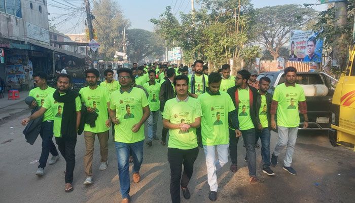 নোয়াখালী আ.লীগের সম্মেলনে মিছিল নিয়ে যোগ দিচ্ছেন নেতাকর্মীরা