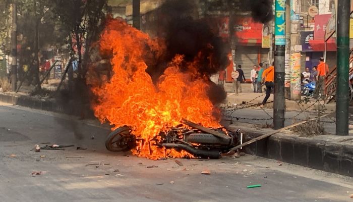 মুগদায় দুই বাইকে আগুন