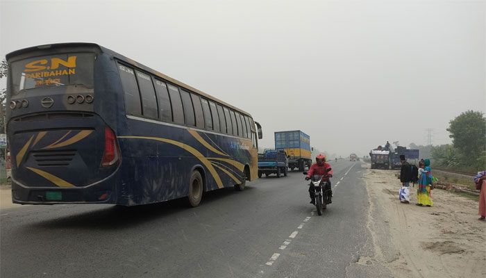 ঘন কুয়াশায় বিঘ্নের পর স্বাভাবিক বঙ্গবন্ধু সেতুর যান চলাচল 