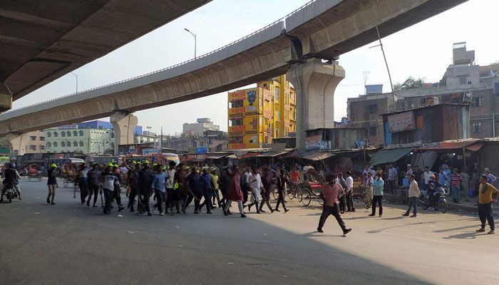 সায়েদাবাদে ছাত্রলীগের লাঠিমিছিল, সরে গেল বিএনপি