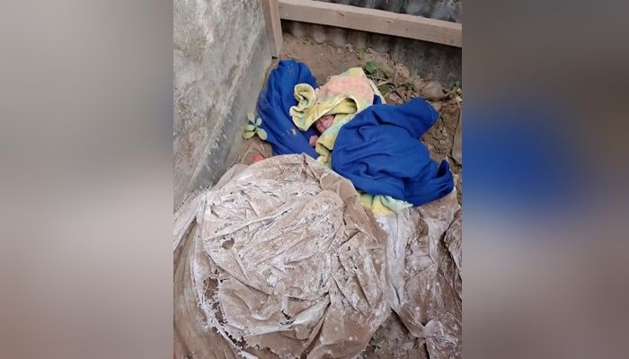 কম্বলে মোড়ানো নবজাতকটি পড়ে ছিল ময়লার স্তূপে