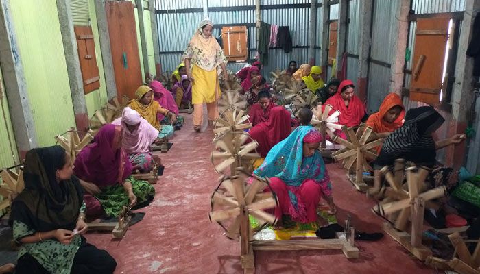 মোটা সুতার গ্রাম নারীদের হাতের স্পর্শে এখন মিহি মসলিন