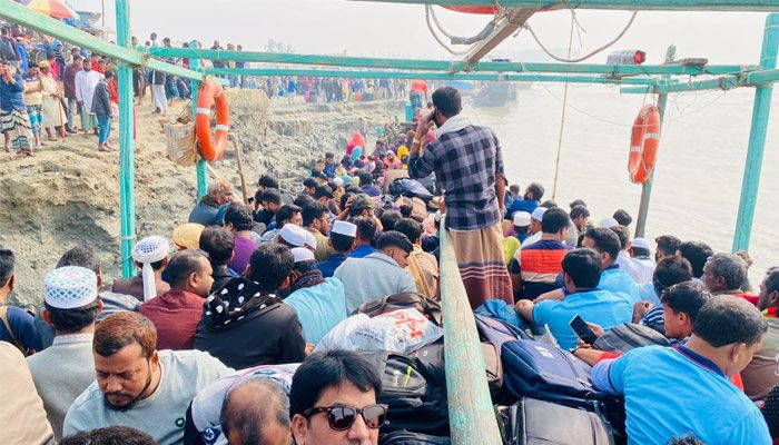 হাতিয়ার পর্যটন কেন্দ্রে উপচে পড়া ভিড়। ছবি : প্রবা 