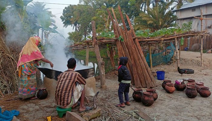 রস সংগ্রহে ব্যস্ততা গাছিদের