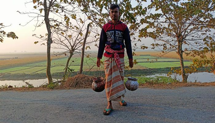 রস সংগ্রহে ব্যস্ততা গাছিদের