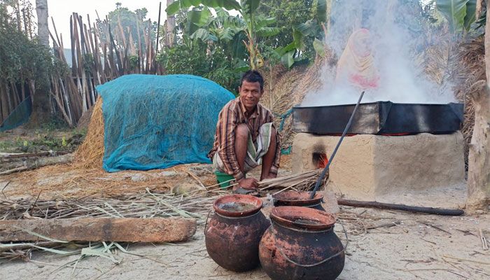 রস সংগ্রহে ব্যস্ততা গাছিদের