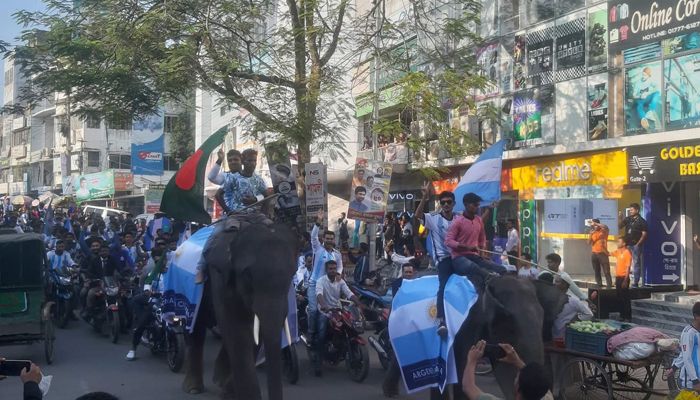 পাবনায় আর্জেন্টিনা সমর্থকদের বিশাল শোভাযাত্রা