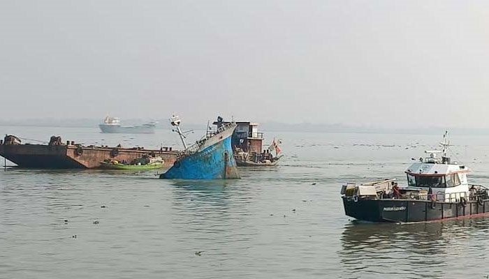 মেঘনায় তেলবাহী জাহাজডুবি : উদ্ধার অভিযানে যুক্ত হলো দুই জাহাজ