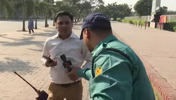 লাইভে সাংবাদিকের বুম কেড়ে নেওয়া সেই পুলিশ সদস্য ক্লোজড