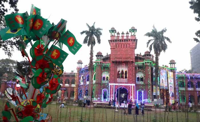 ঢাকা বিশ্ববিদ্যালয়ের কার্জন হল ।