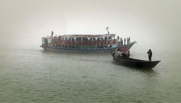ঢাকা-ব‌রিশাল নৌরুট : কুয়াশায় ঝুঁকি নিয়ে চলছে নৌযান