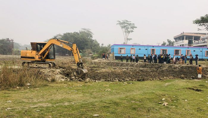 কুমার নদে চেয়ারম্যানের অবৈধ বাঁধ ভেঙ্গে দিল প্রশাসন 