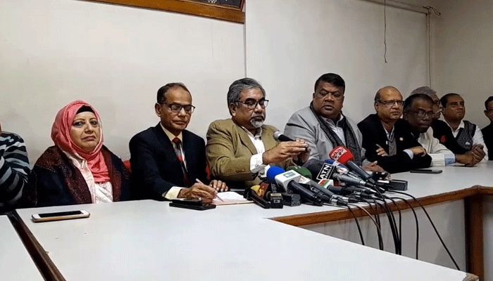শনিবার দুপুরে রাজধানীর নয়াপল্টনে বিএনপির কেন্দ্রীয় কার্যালয়ে আয়োজিত সংবাদ সম্মেলনে বিএনপির নেতারা। ছবি: প্রবা 