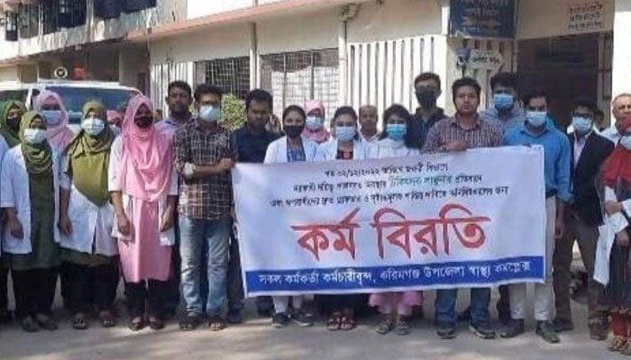 কিশোরগঞ্জে চিকিৎসককে মারধরের প্রতিবাদে হাসপাতালে কর্মবিরতি