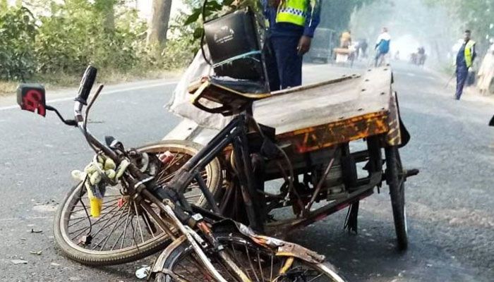 ট্রাকচাপায় প্রাণ গেল ভ্যানচালকের