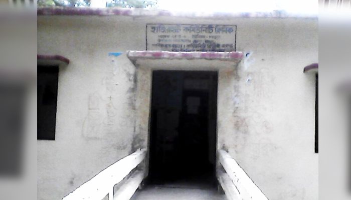 দশমিনায় ভবন সংকটে কমিউনিটি ক্লিনিক বন্ধ