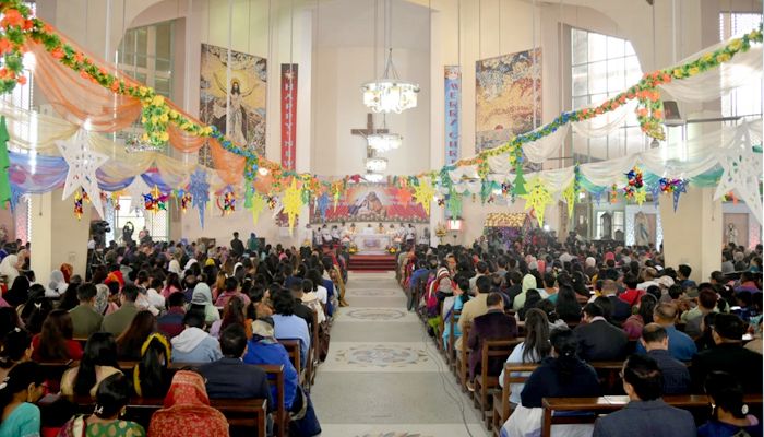 ধর্মীয় আচার আর নানা কর্মসূচিতে উদ্‌যাপিত হচ্ছে বড়দিন