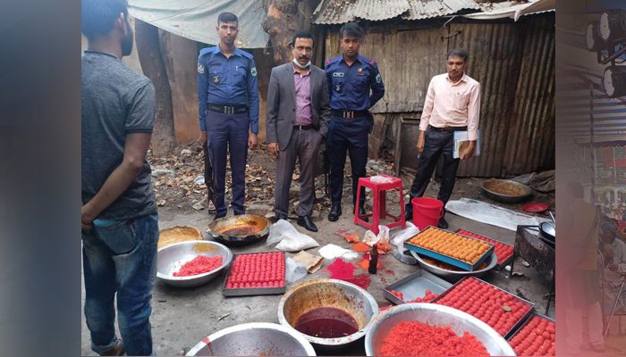 কাপড়ের বিষাক্ত রং মিশিয়ে লাড্ডু তৈরি, দুই প্রতিষ্ঠানকে জরিমানা 
