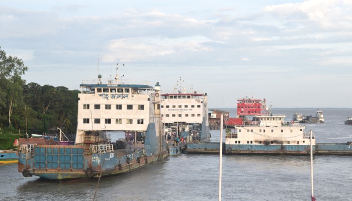 পাটুরিয়া-দৌলতদিয়া নৌপথে ফেরি চলাচল স্বাভাবিক