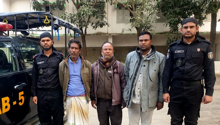 জয়পুরহাটে বিষ্ণুমূর্তি উদ্ধারের ঘটনায় তিনজনকে গ্রেপ্তার করেছে র‌্যাব। ছবি: প্রবা 