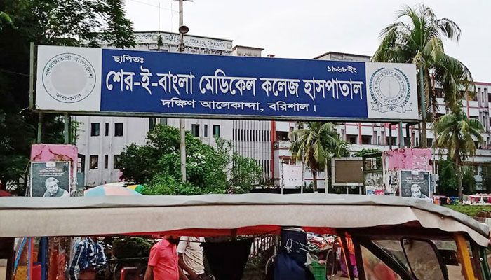 বাসের ধাক্কায় বাইক আরোহী তরুণীর মৃত্যু