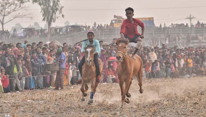 ঘোড়ার পিঠে অন্যরকম হালিমা 