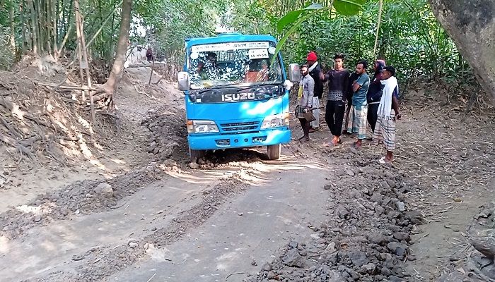 সুনামগঞ্জের ছাতক উপজেলার দক্ষিণ খুরমা ইউনিয়নের মুনিরজ্ঞাতি খালে মাটি ফেলে ভরাট চলছে। প্রবা ফটো