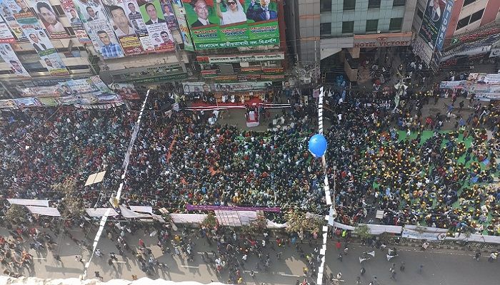 সকাল থেকেই নয়াপল্টন এলাকায় বিএনপি নেতাকর্মীরা জড়ো হতে শুরু করেছেন। প্রবা ফটো