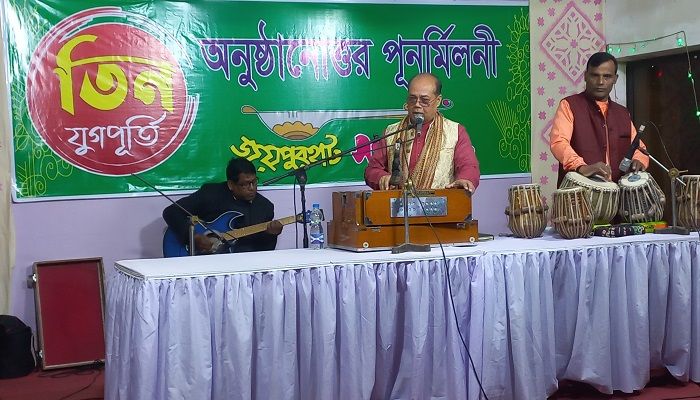 শুক্রবার জয়পুরহাট সংগীত চক্রের পুনর্মিলনী অনুষ্ঠানে সংগীত পরিবেশন করছেন জাফর ইমাম। প্রবা ফটো