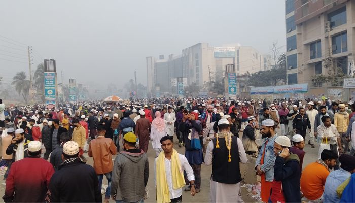 আখেরি মোনাজাতে অংশ নিতে ঢাকা-ময়মনসিংহ মহাসড়কে মানুষের ঢল