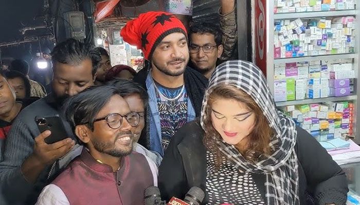 হিরো আলমের নির্বাচনী প্রচারে চিত্রনায়িকা মুনমুন