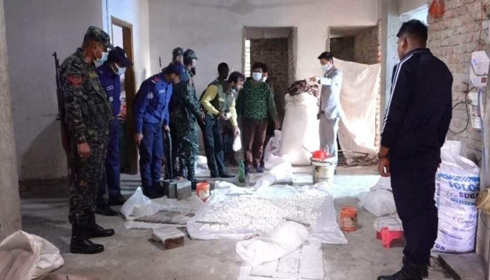 কাপড়ের রঙ মিশিয়ে তৈরি হচ্ছে গুড়