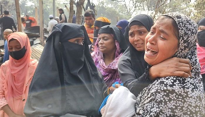 বসতঘর হারিয়ে কান্না