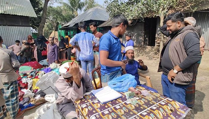তিনদিন আগেও সুখের বসতি ছিল। আগুনে পুড়ে গেছে সব। চাঁদপুরের কচুয়া উপজেলার কাদলা ইউনিয়নের দোঘর মুন্সী বাড়ির চিত্র এটি। 