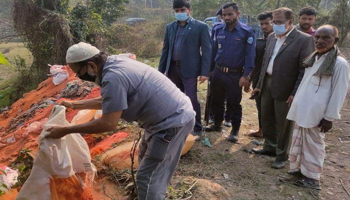 মরিচের গুঁড়ায় কাপড়ের রঙ, লাখ টাকা জরিমানা