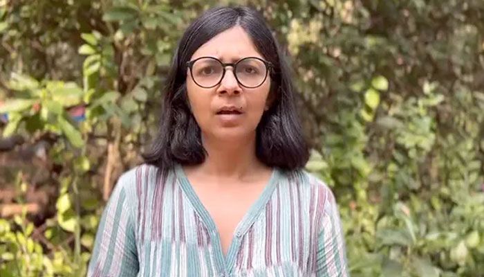 এবার দিল্লি নারী কমিশনের প্রধান রাস্তায় হেনস্থার শিকার