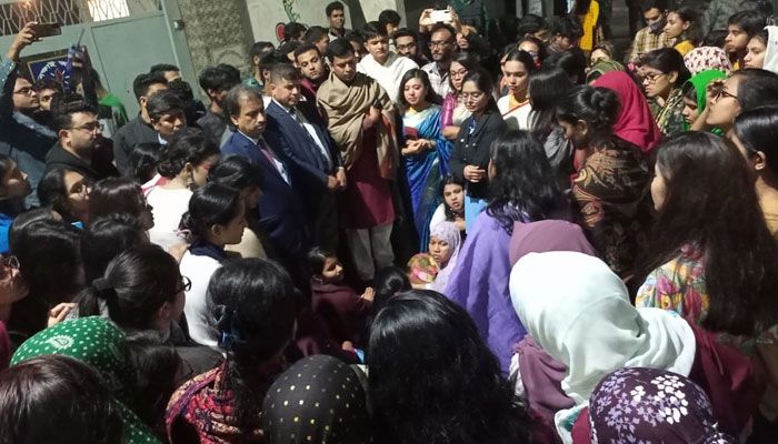 প্রাধ্যক্ষের পদত্যাগ দাবিতে ঢাবি উপাচার্যের বাসার সামনে শিক্ষার্থীরা