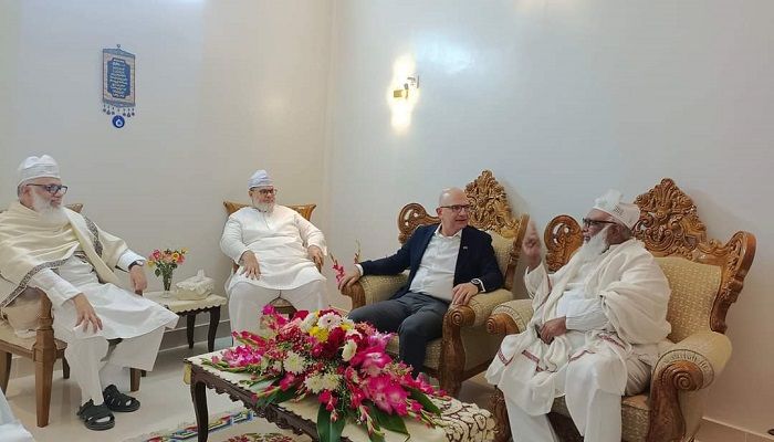 মাইজভান্ডার দরবার শরীফ জিয়ারতে এলেন তুরস্কের রাষ্ট্রদূত