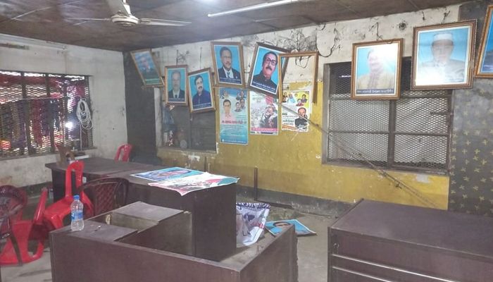 সোমবার সোনাগাজী উপজেলা আওয়ামী লীগের কার্যালয়ে প্রধানমন্ত্রী শেখ হাসিনার ছবি ভাঙচুর করা হয়। প্রবা ফটো