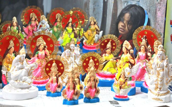 বিদ্যার দেবী সরস্বতী। হিন্দু সম্প্রদায়ের সরস্বতীপূজা আগামী বৃহস্পতিবার। এ উপলক্ষে রাজধানীর বিভিন্ন স্থানে প্রতিমা বিক্রি বেশ জমে উঠেছে। ছোট-বড় প্রতিমা এক হাজার থেকে পনেরো হাজার টাকা দাম হাঁকা হচ্ছে। ছবিটি শাঁখারীবাজার এলাকা থেকে তোলা । ছবি : ইন্দ্রজিৎ কুমার ঘোষ 