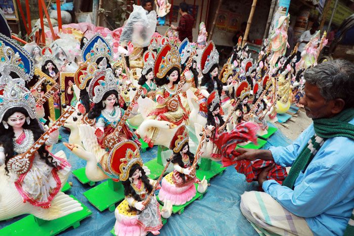 বিদ্যার দেবী সরস্বতী। হিন্দু সম্প্রদায়ের সরস্বতীপূজা আগামী বৃহস্পতিবার। এ উপলক্ষে রাজধানীর বিভিন্ন স্থানে প্রতিমা বিক্রি বেশ জমে উঠেছে। ছোট-বড় প্রতিমা এক হাজার থেকে পনেরো হাজার টাকা দাম হাঁকা হচ্ছে। ছবিটি শাঁখারীবাজার এলাকা থেকে তোলা । ছবি : ইন্দ্রজিৎ কুমার ঘোষ 
