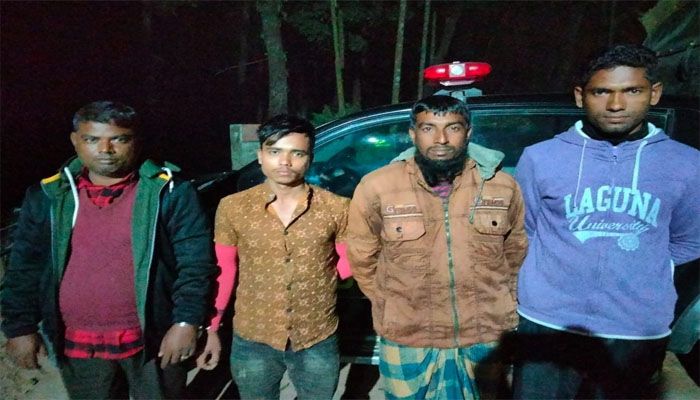 র‌্যাবের হাতে গ্রেপ্তার চারজন। প্রবা ফটো